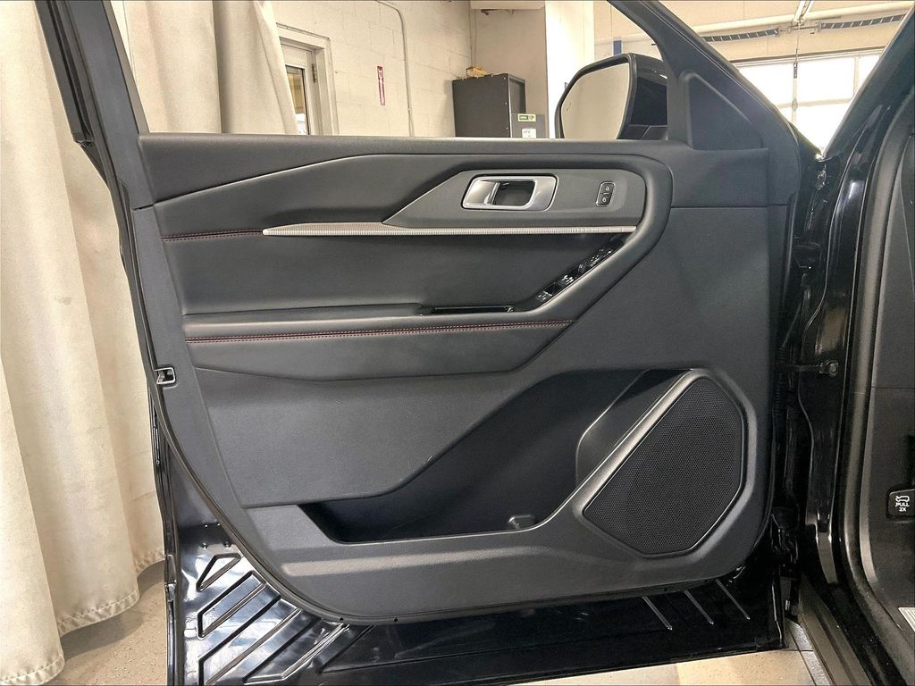 2025 Ford Explorer — photo 9