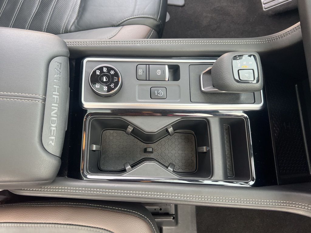 2023 Nissan Pathfinder Platinum photo