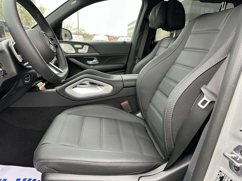 2025 Mercedes-Benz GLS 580 22