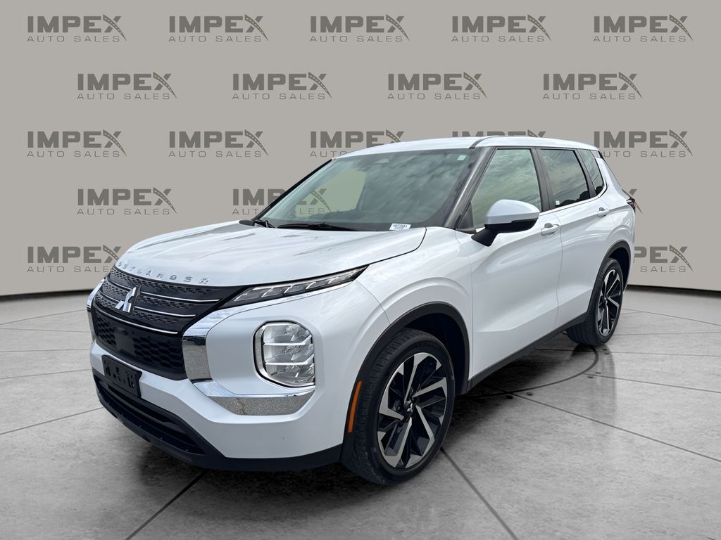 2022 Mitsubishi Outlander ES 2WD's photo
