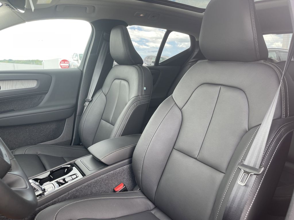 2025 Volvo XC40 B5 Plus Bright Theme photo