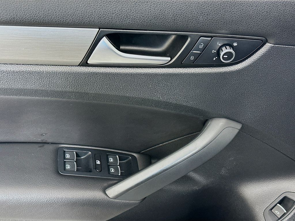 2014 Volkswagen Passat SE 17