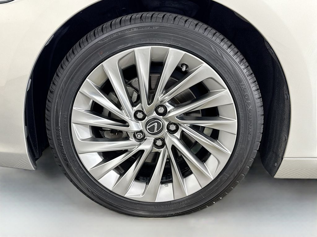 Thumbnail: 2019 Lexus ES - 32