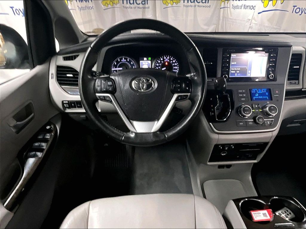 2020 Toyota Sienna — photo 17