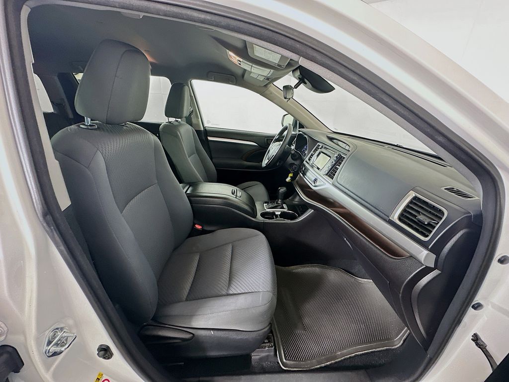 Thumbnail: 2017 Toyota Highlander - 27