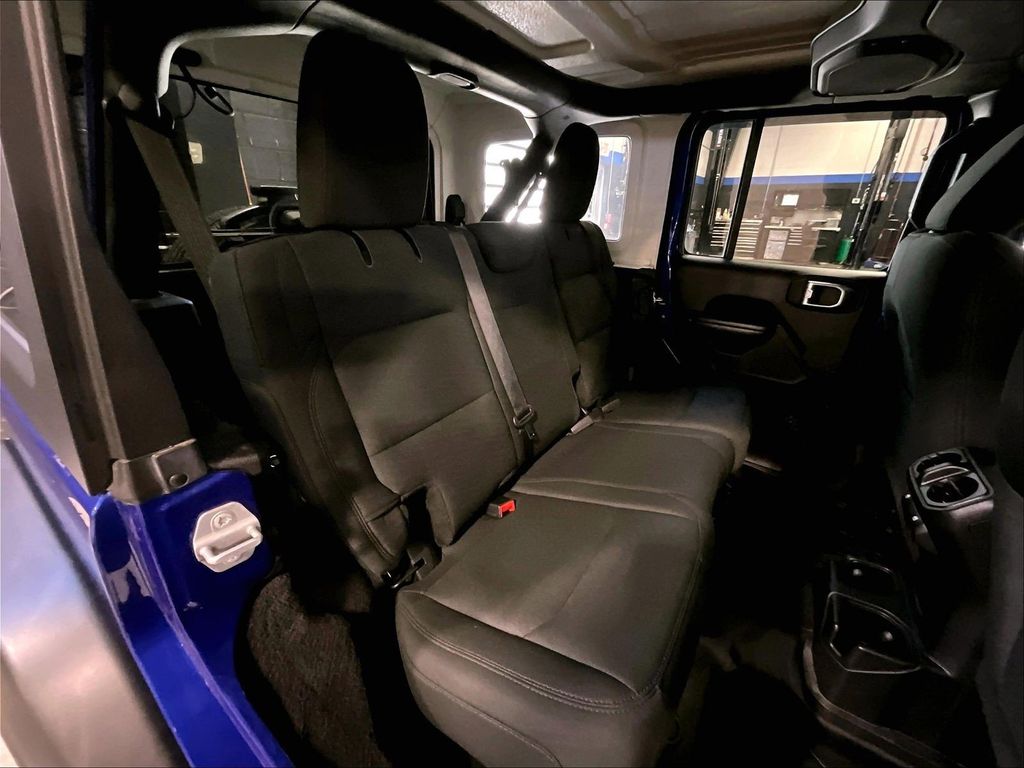 2019 Jeep Wrangler — photo 16