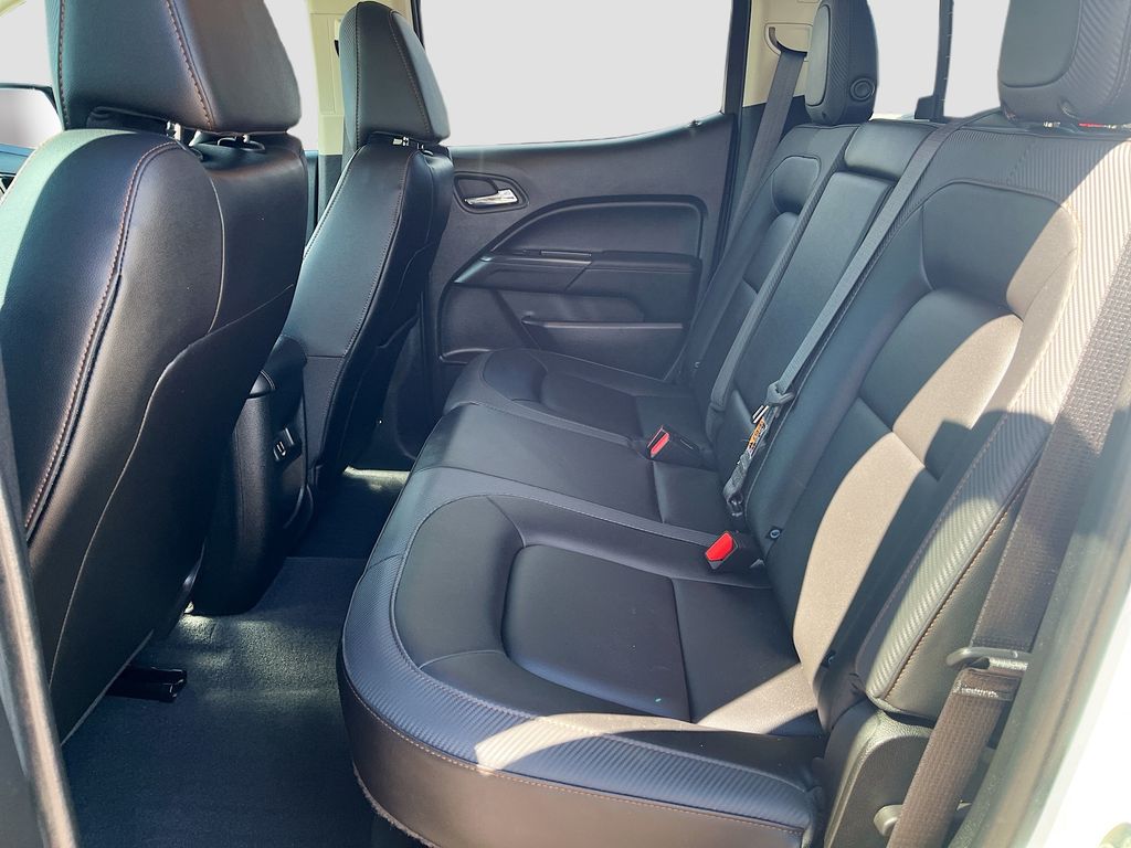 Used 2022 White GMC AT4 w/Leather image 23