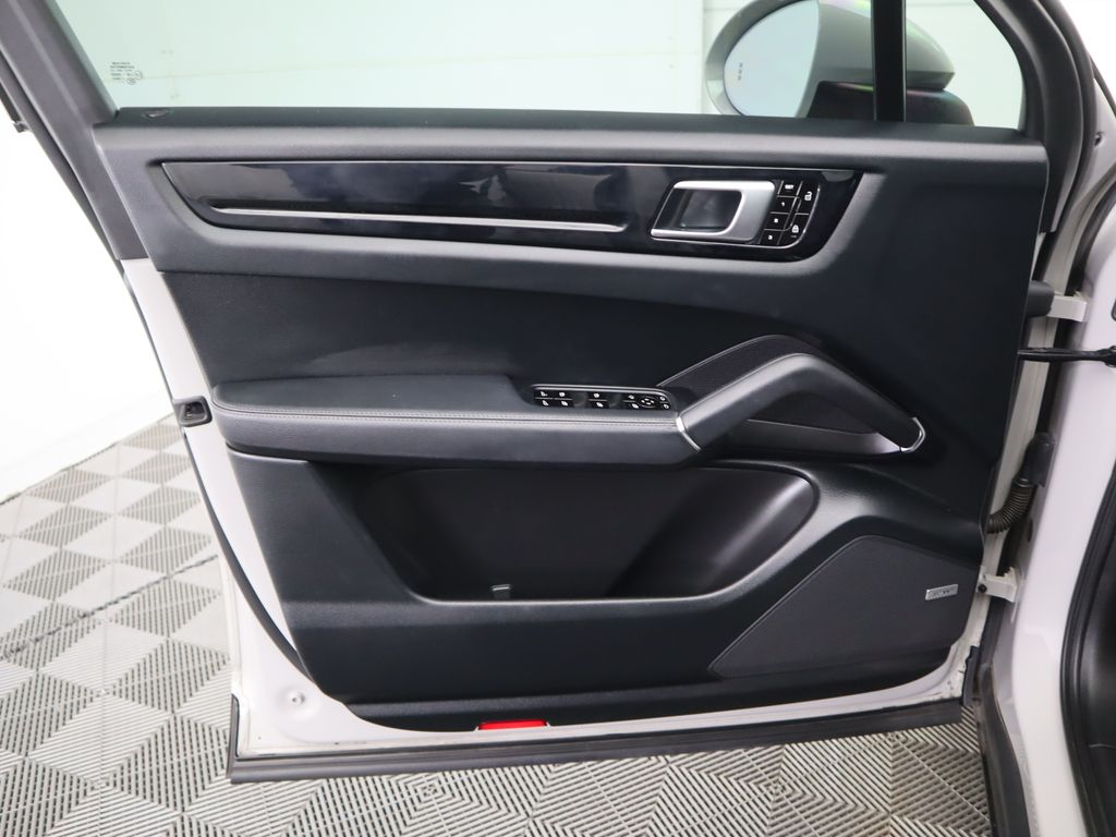 Thumbnail: 2021 Porsche Cayenne - 25