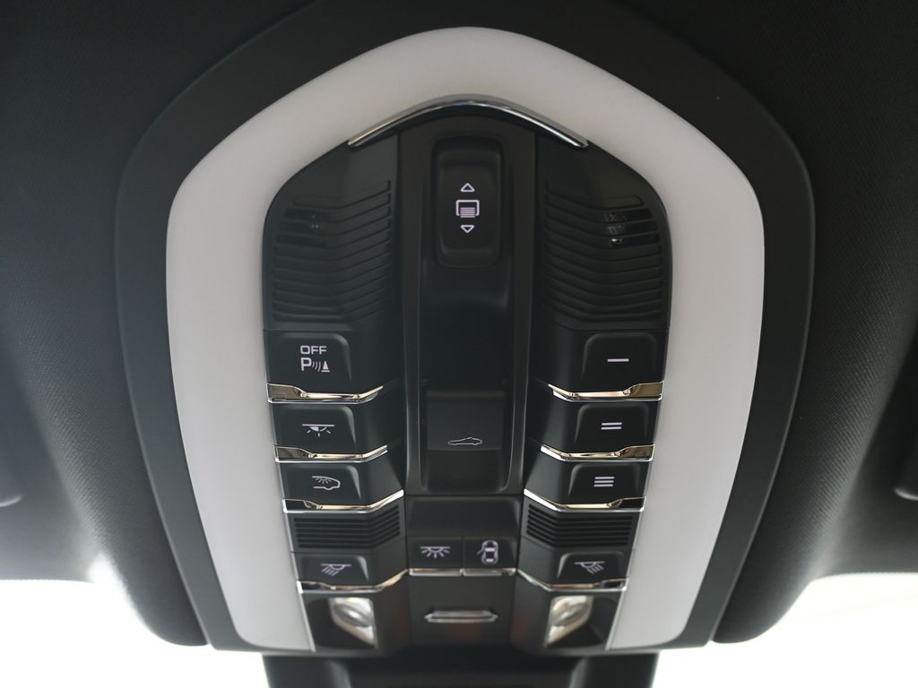 Thumbnail: 2025 Porsche Macan - 21