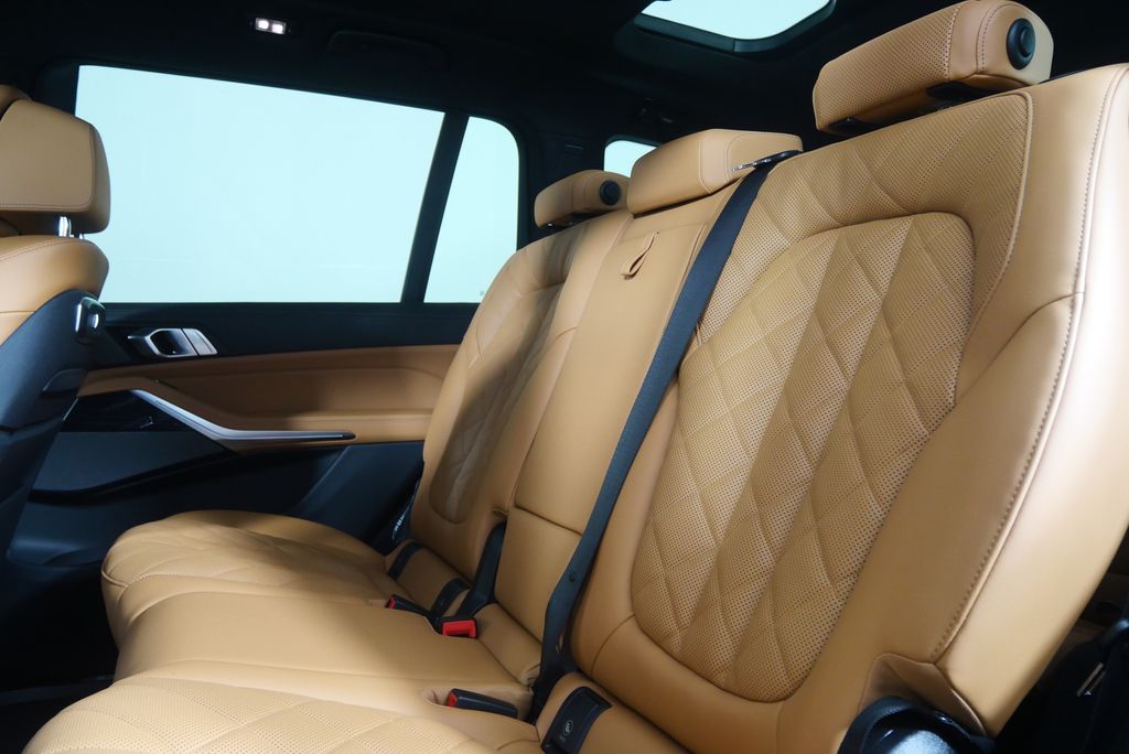 Thumbnail: 2027 BMW X7 - 15