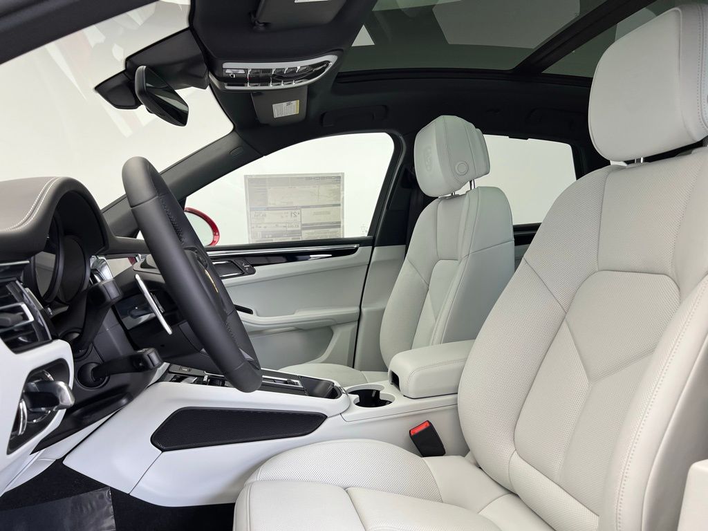 Thumbnail: 2025 Porsche Macan - 5