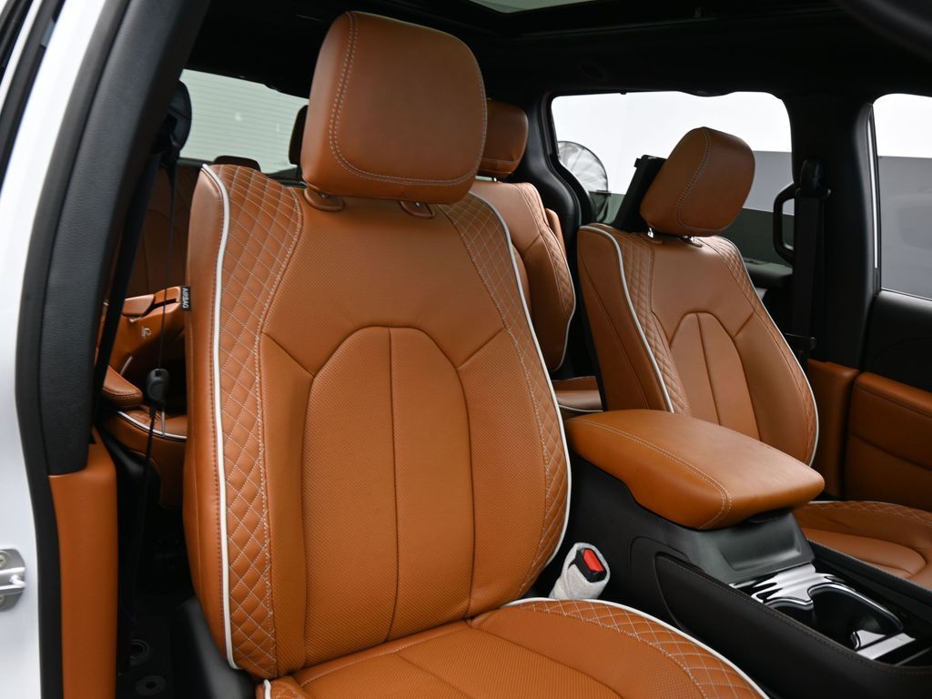 New 2026 Bright White Clearcoat Chrysler Pinnacle image 52