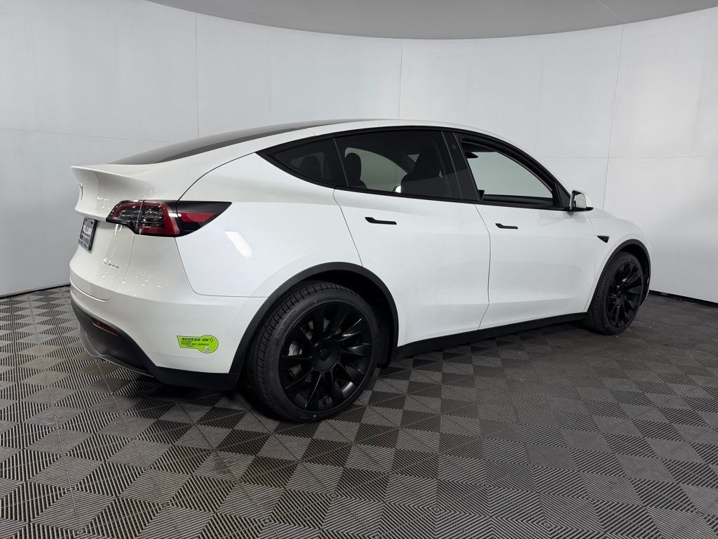 View vehicle photo 5