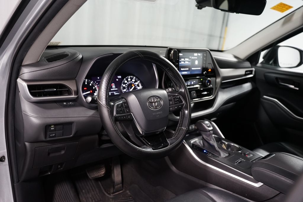 Thumbnail: 2021 Toyota Highlander - 7