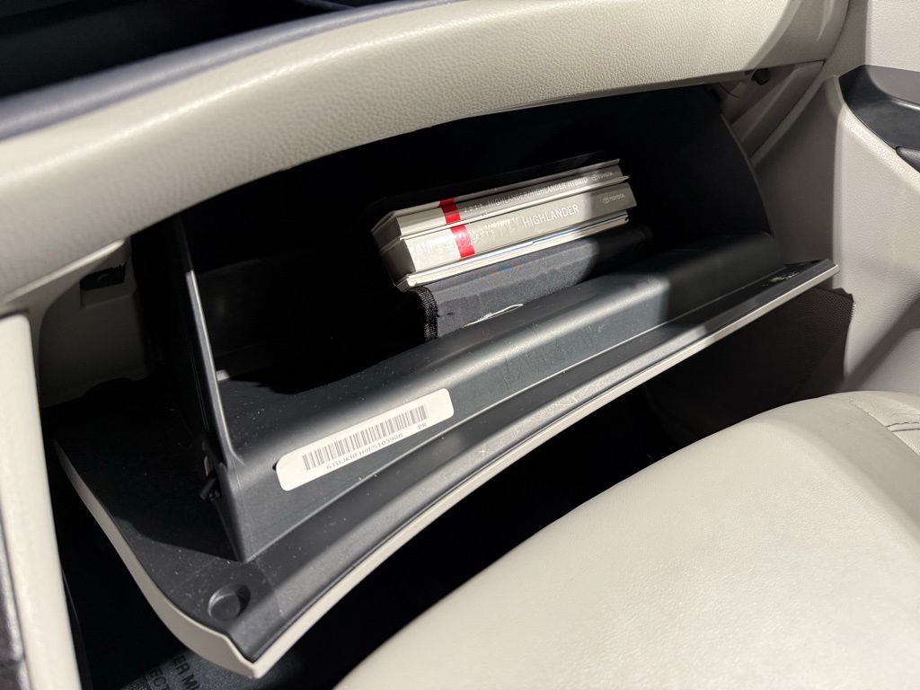 Thumbnail: 2015 Toyota Highlander - 32