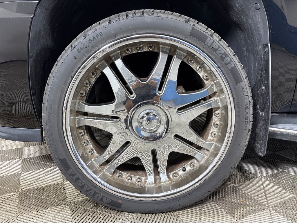 Used 2007 Black Cadillac Base image 13