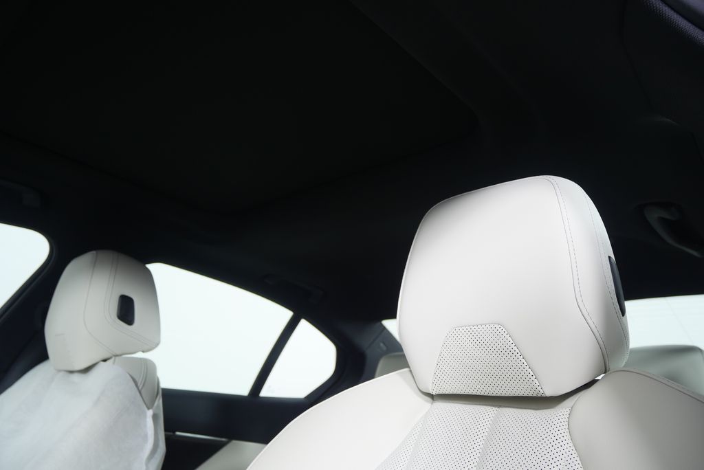 Thumbnail: 2026 BMW i5 - 12