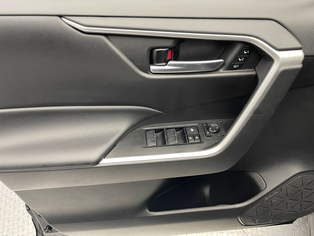 2021 Toyota RAV4 XLE Premium 9