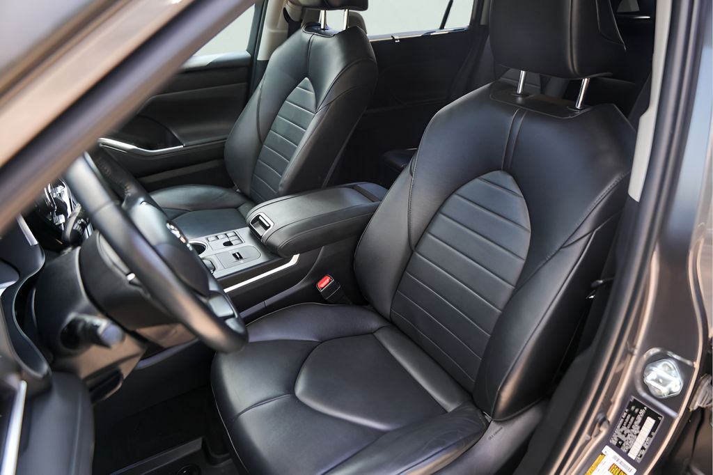 Used Car 2023 Toyota Highlander  Xle For Sale Under $35,000 In Austin, Texas