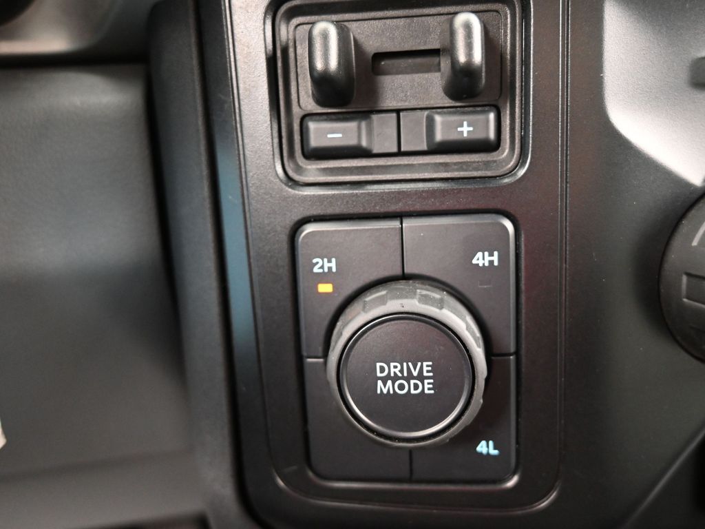 Used 2025 Oxford White Ford XLT image 27