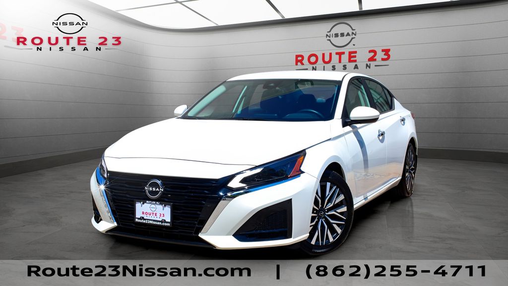 Pearl White Tricoat 2023 Nissan Altima Sedan Front-Wheel Drive Continuously Variable Transmission