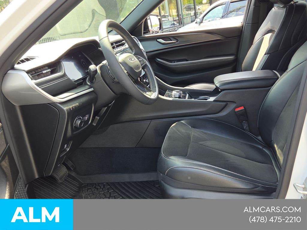 Used 2023 White Jeep Altitude image 9