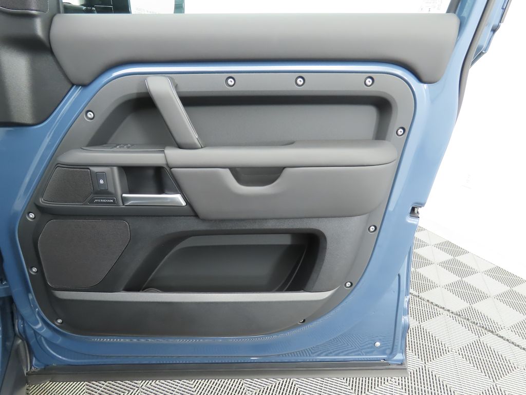 2025 Land Rover Defender 110 25