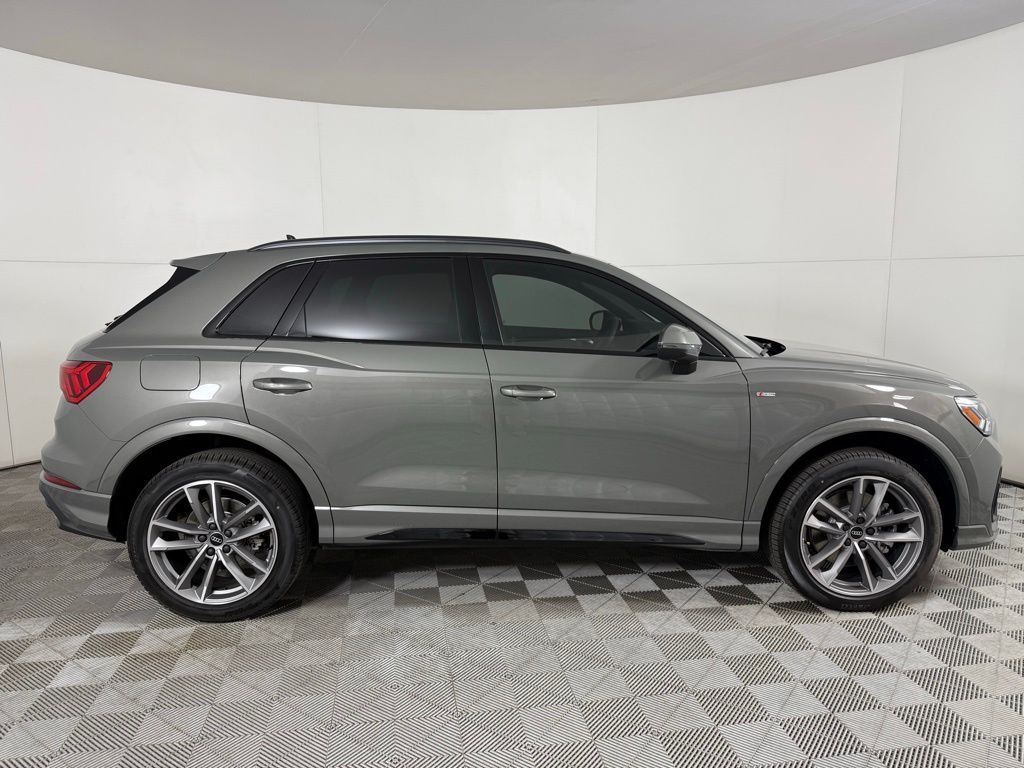Thumbnail: 2025 Audi Q3 - 4