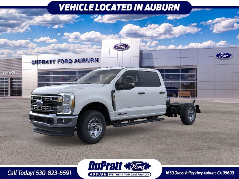 Oxford White 2026 Ford F-350 Super Duty Chassis Pickup Truck Four-Wheel Drive Automatic