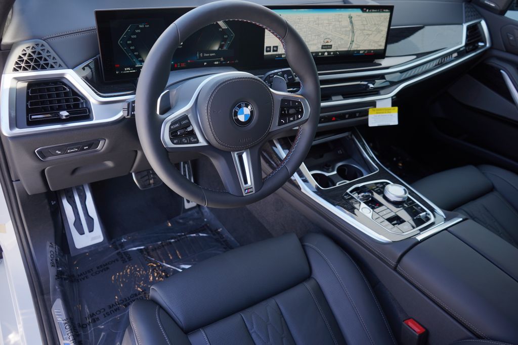 2025 BMW X7 M60i 12