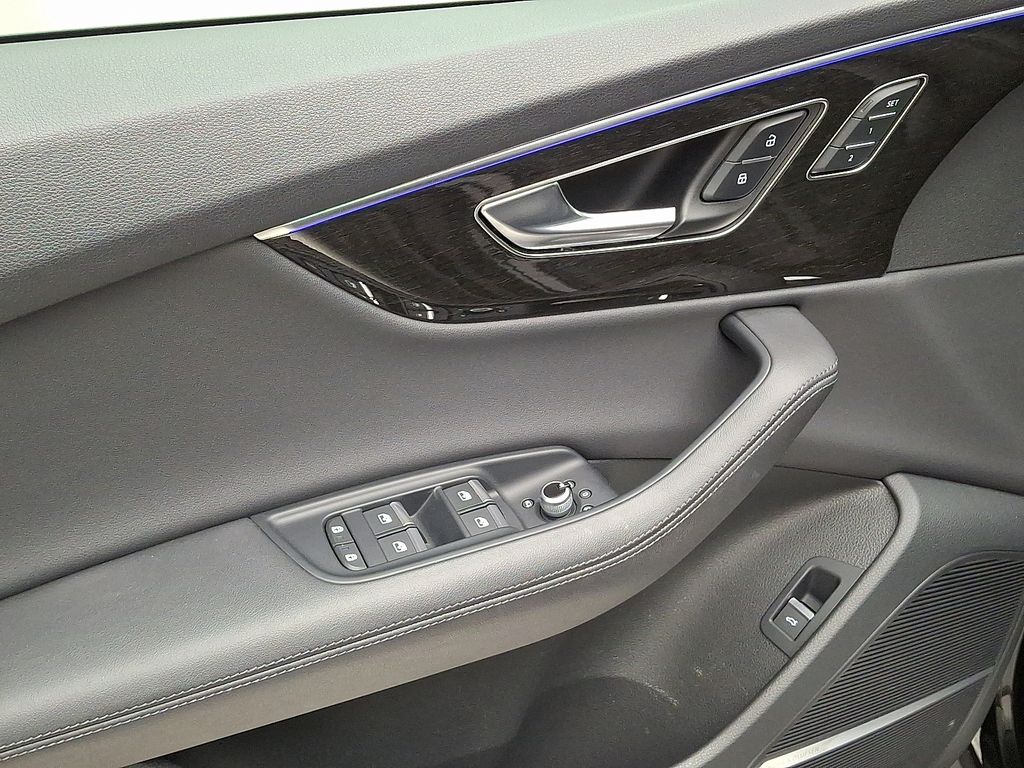 Thumbnail: 2023 Audi Q7 - 12