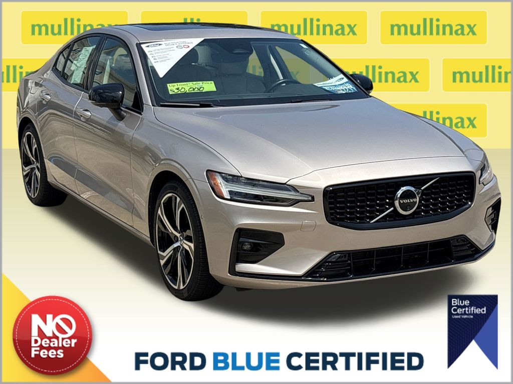 2024 Volvo S60 B5 Plus Dark Theme