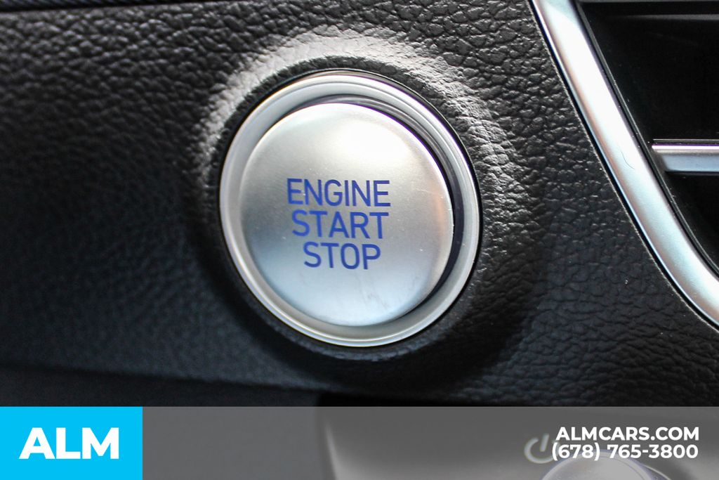 Used 2025 White Hyundai SEL image 24