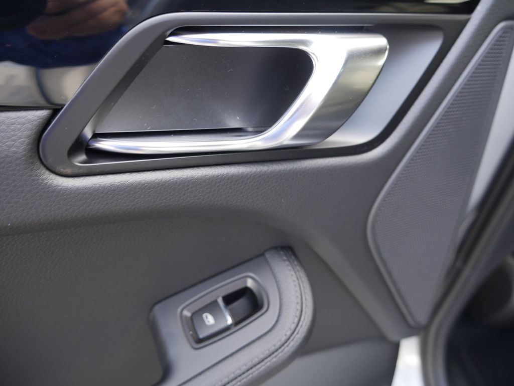 Thumbnail: 2026 Porsche Macan - 22