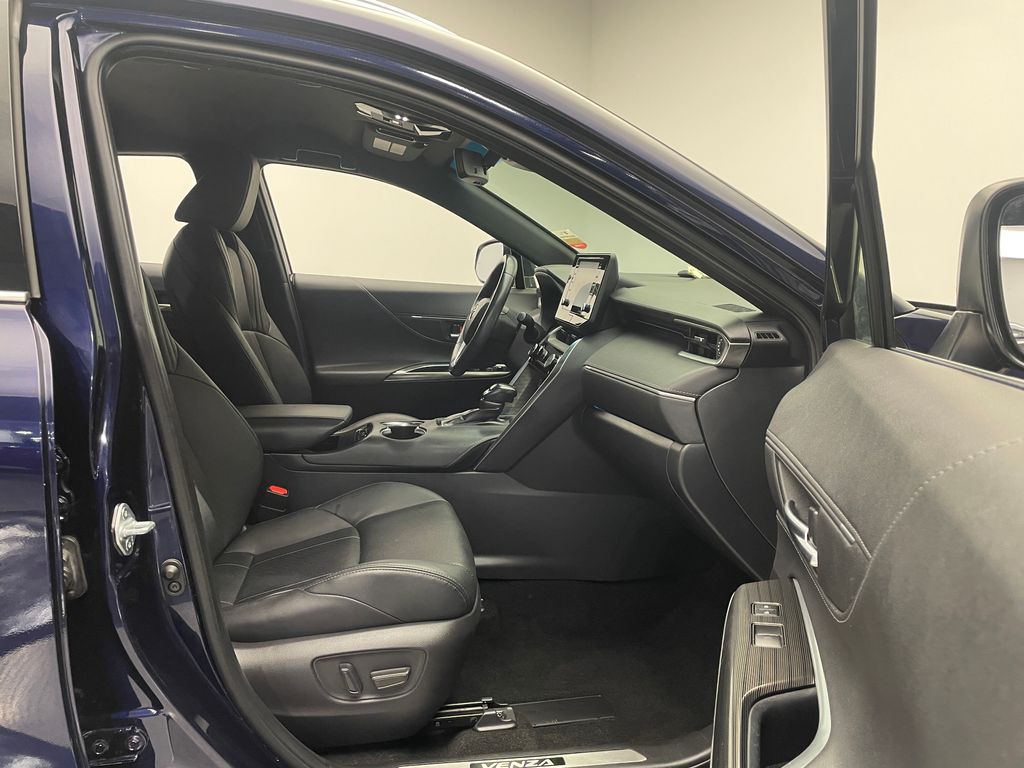 2021 Toyota Venza XLE 16