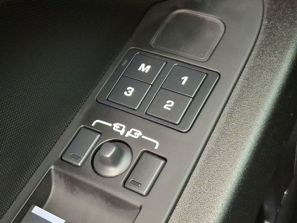 Thumbnail: 2025 Land Rover Defender - 28