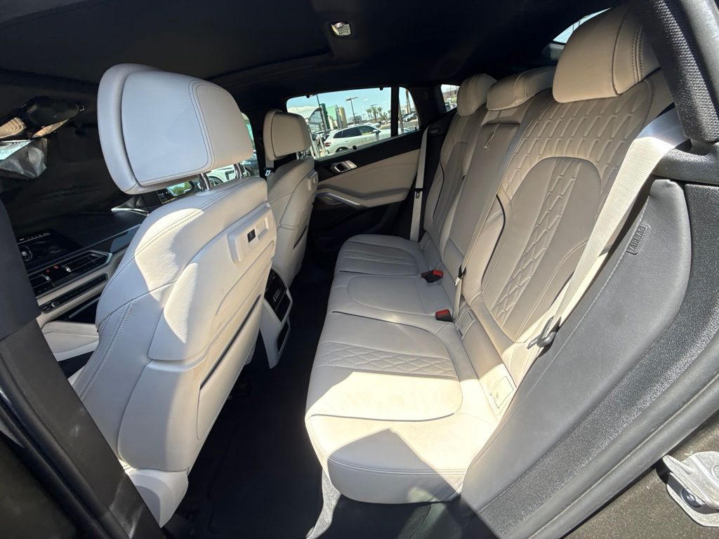 Used 2022 Green BMW xDrive40i image 8