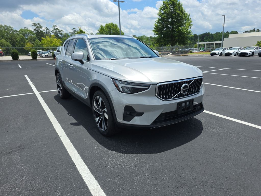 2023 Volvo XC40 B5 Plus Bright Theme