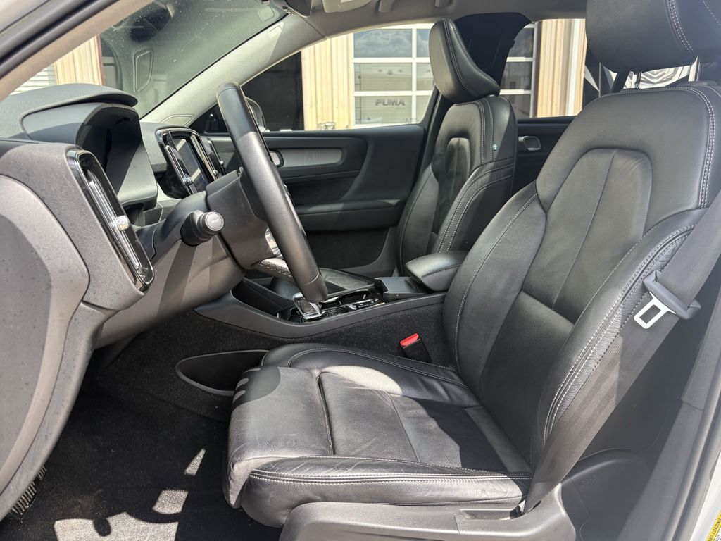 Used 2023 Crystal White Volvo B5 Plus Dark Theme image 12