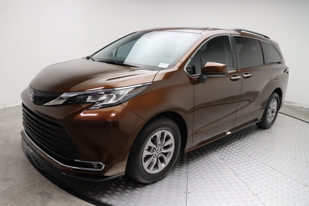 2022 Toyota Sienna XLE -
                West Palm Beach, FL