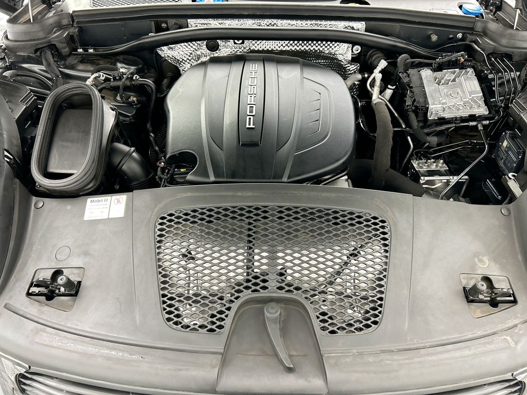 Thumbnail: 2020 Porsche Macan - 30