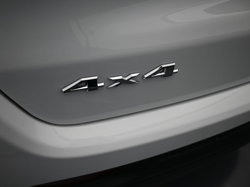 New 2026 Bright White Clearcoat Jeep Latitude image 31