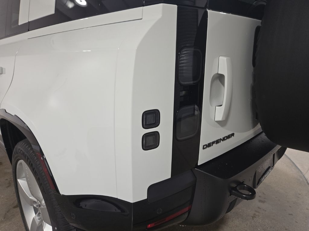 New 2026 White Land Rover X-Dynamic SE image 10