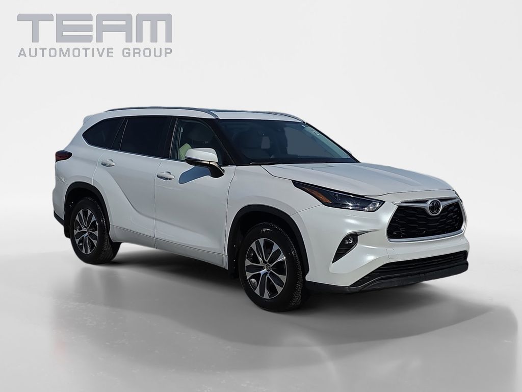 White (Wind Chill Pearl) 2023 Toyota Highlander XLE FWD SUV / Crossover Front-Wheel Drive 8-Speed Automatic