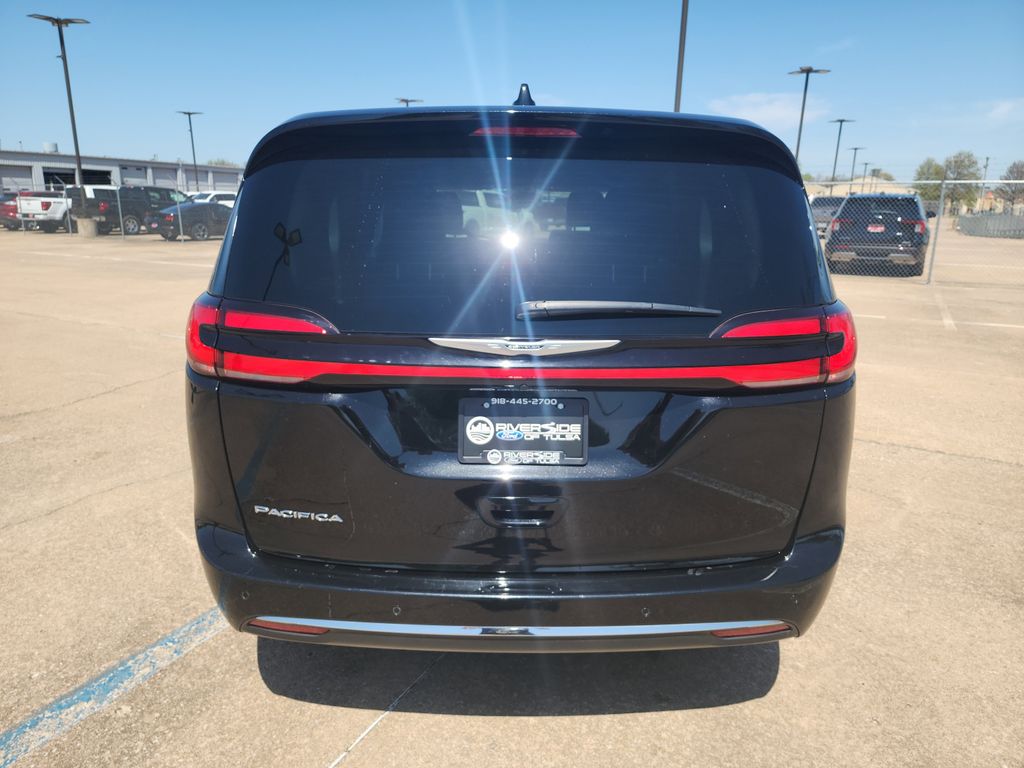 2024 Chrysler Pacifica Touring L photo