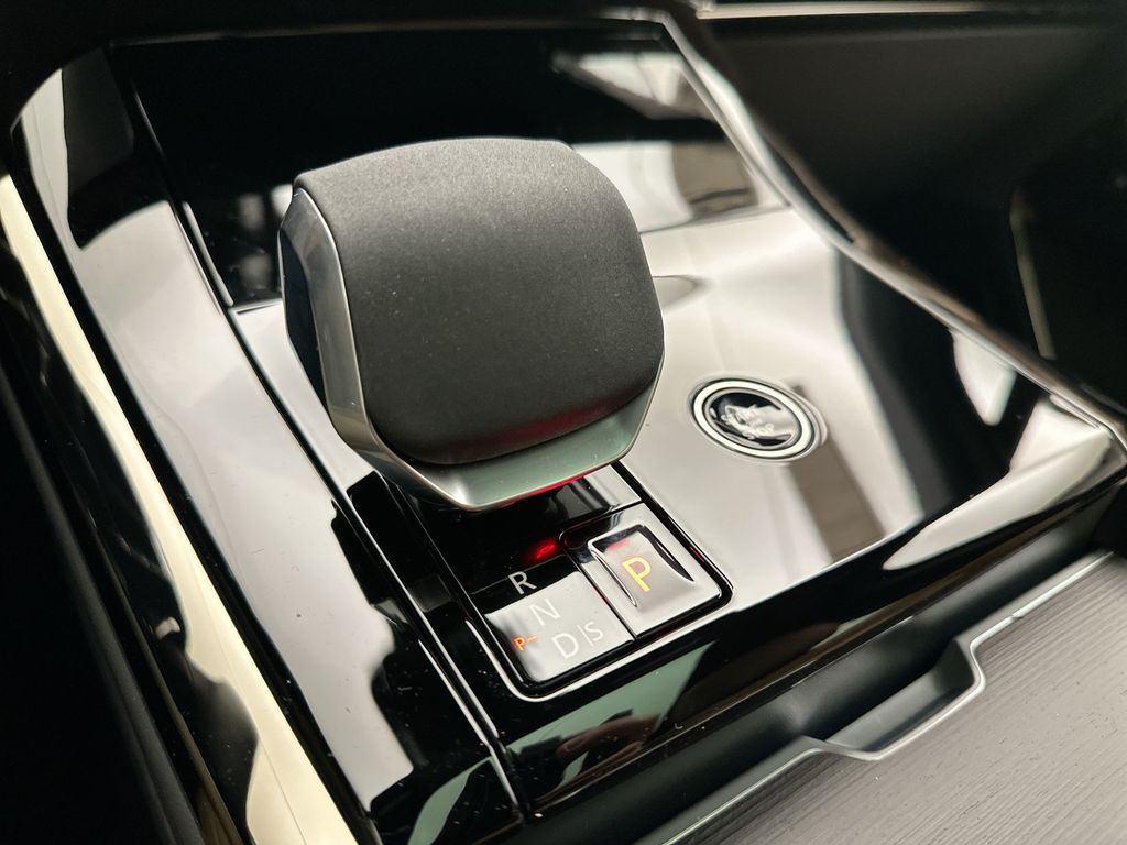 Thumbnail: 2026 Land Rover Range Rover Sport - 10