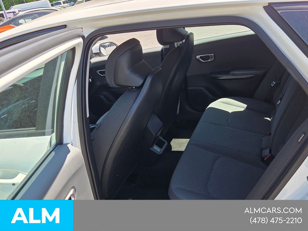 Used 2025 White Kia LXS image 9