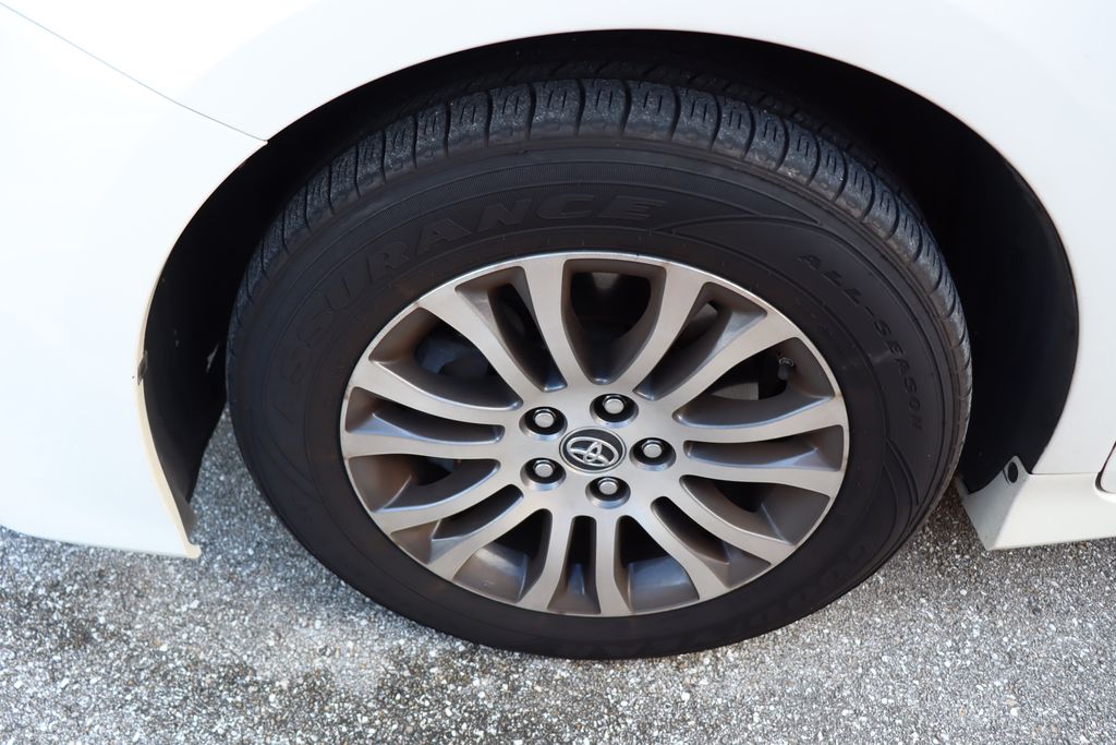 Thumbnail: 2020 Toyota Sienna - 4
