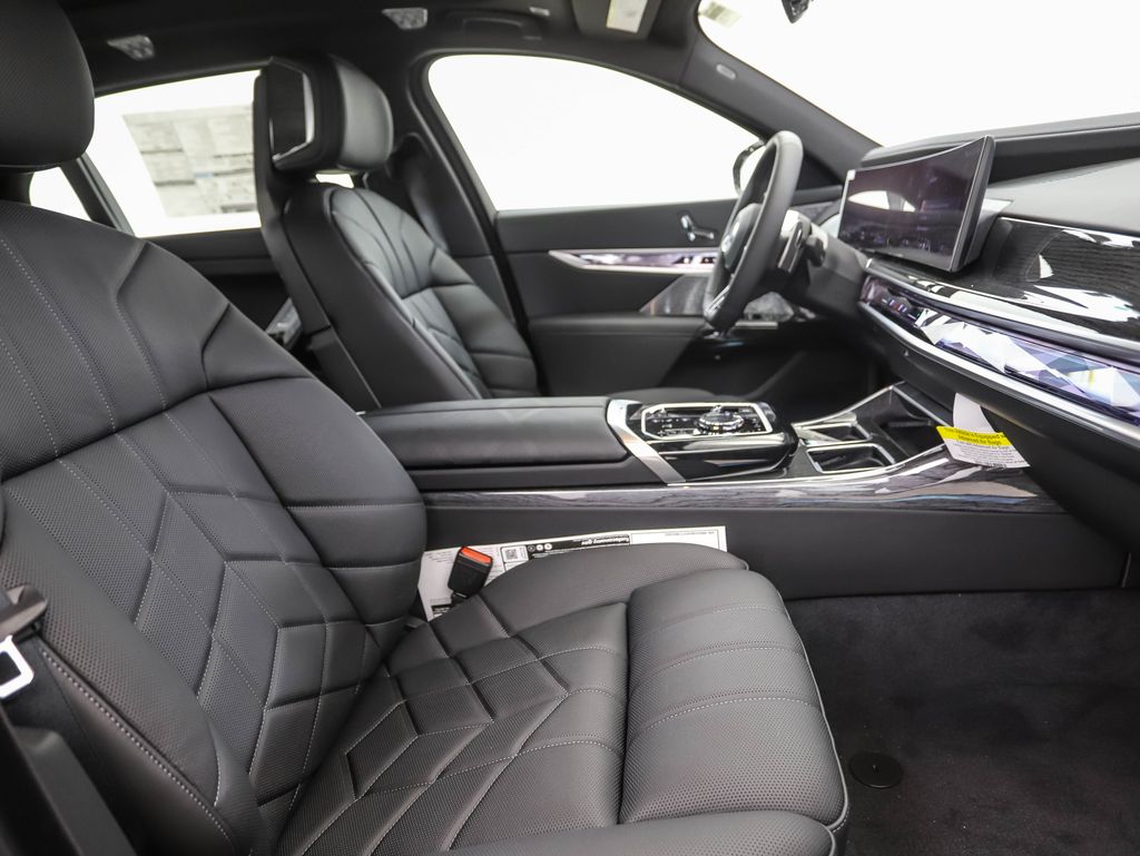 Thumbnail: 2026 BMW 7 Series - 32