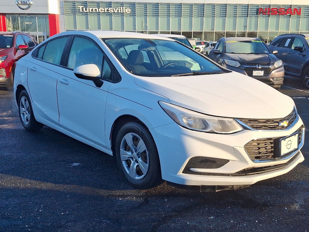 Thumbnail: 2017 Chevrolet Cruze - 3